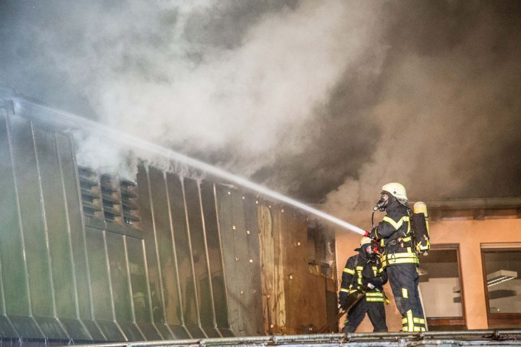 Polizei vermutet Brandstiftung: Großbrand in Waiblingen