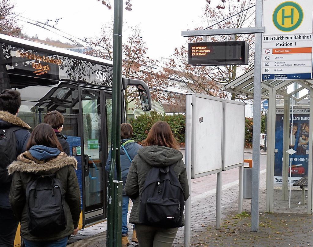 OBERTüRKHEIM:  Anzeigetafeln am Bahnhof zeigen falsche Bus-Abfahrtszeiten: Wer hat an der Uhr gedreht?