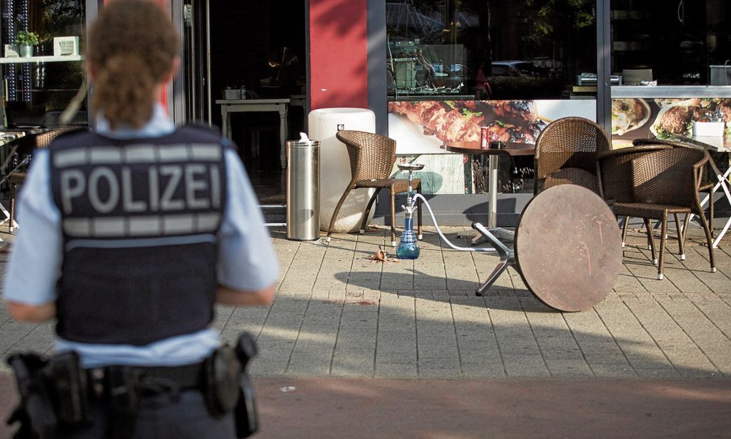 Nach der tödlichen Messer-Attacke sitzt der Schock in Reutlingen tief - Stilles Gedenken am Rande des Busbahnhofs: „Ich habe einen Mörder gesehen“