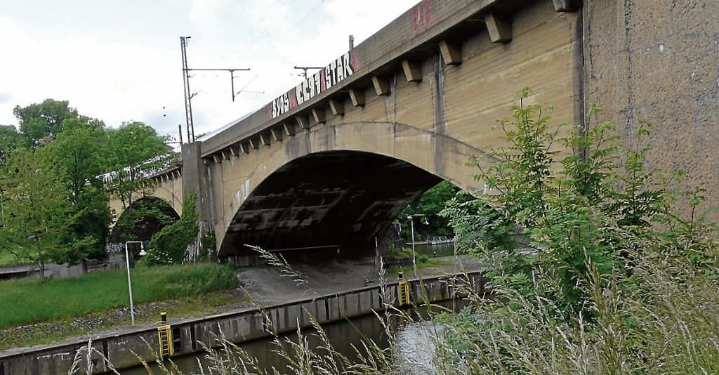 BAD CANNSTATT:  Umgestaltung der Ufer und Nutzung der Eisenbahnbrücke wichtiges Thema der Zukunftswerkstatt: Städtebauliche Chancen am Neckarknie