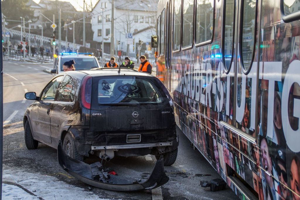 Fahrzeuge standen an roter Ampel: Stadtbahn rammt zwei Autos