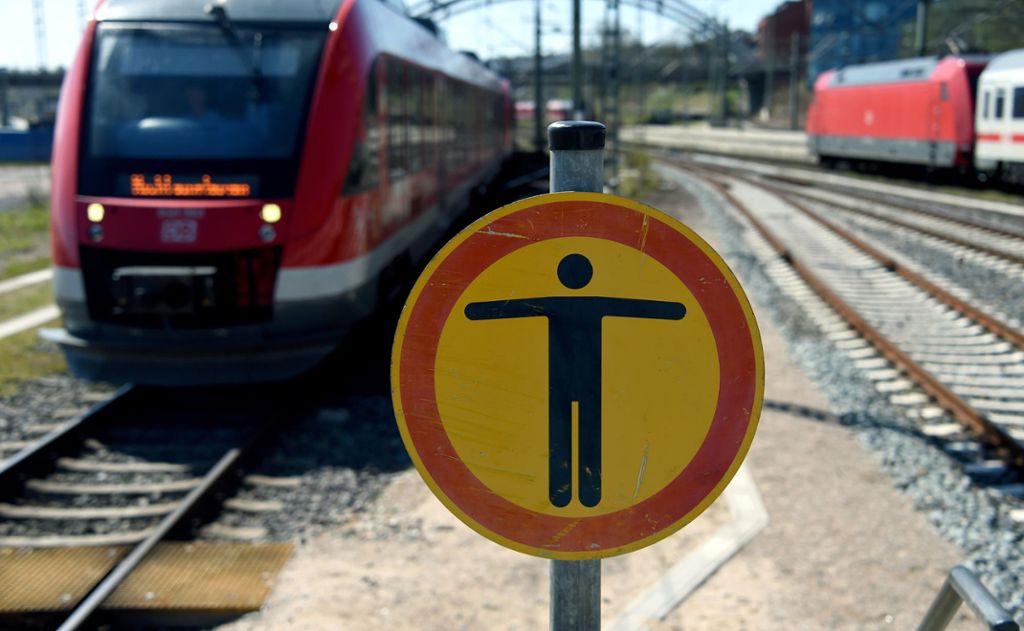 S-Bahn muss bremsen: Mann holt Handy aus Gleisbereich