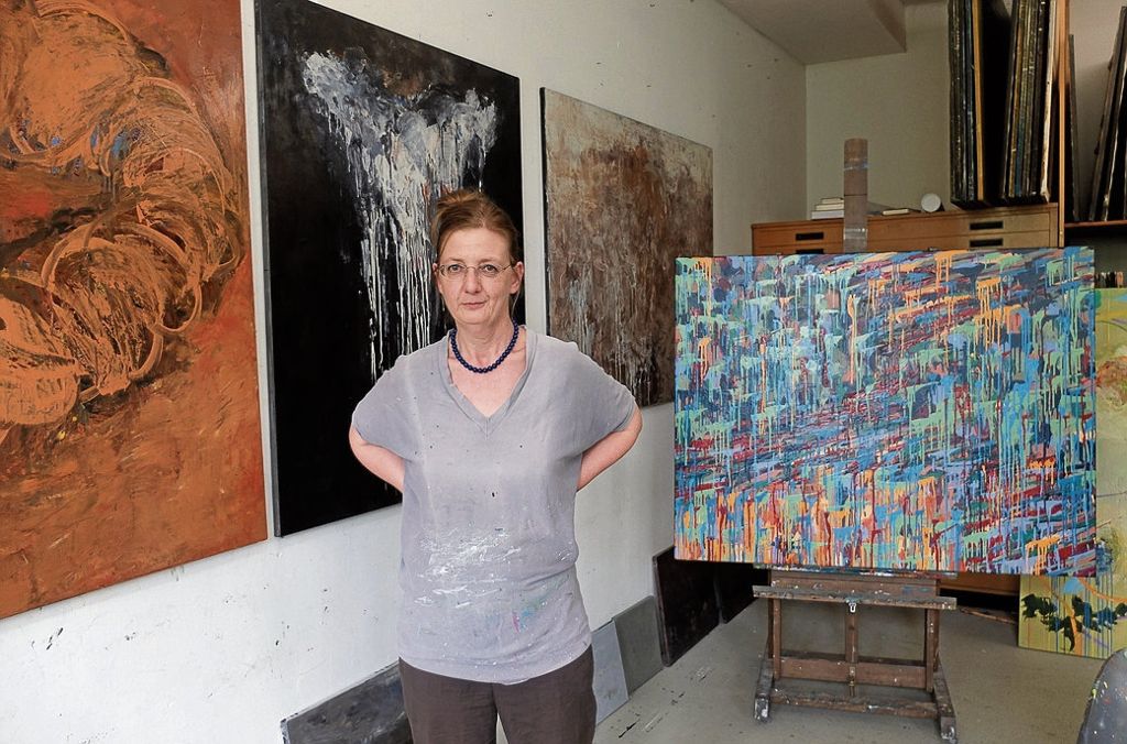G           B          ad Cannstatt          :           Künstlerin Regina Battenberg hat seit 1987 ihr Atelier in der Brückenstraße 45A: Farbe und Linie im Wettstreit