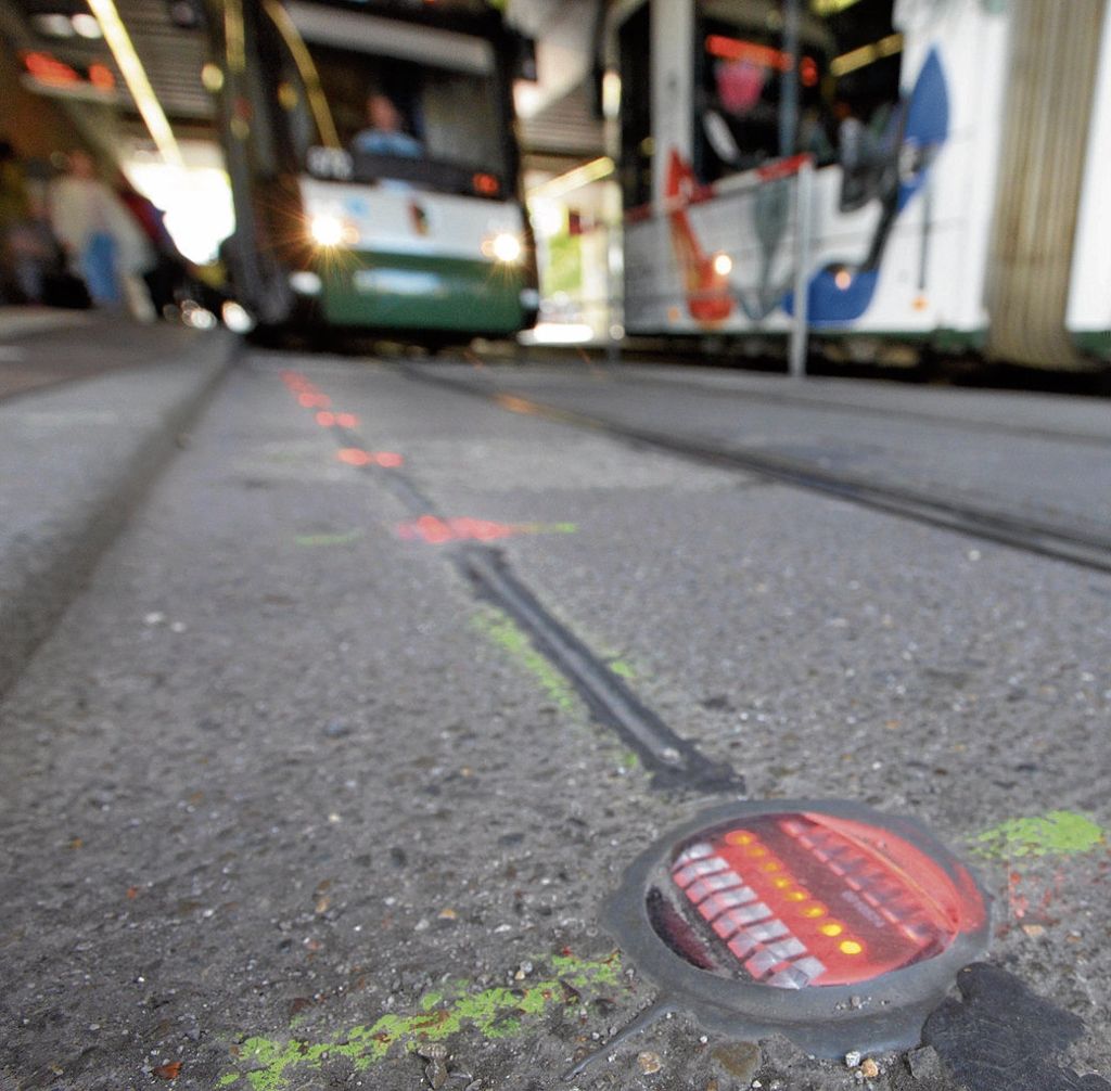 Rote Blinklichter an Stadtbahnübergängen könnten helfen, die Sicherheit zu verbessern: Bodenampeln für Handynutzer