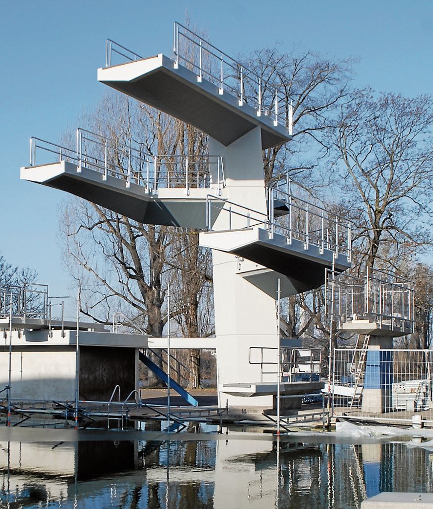 UNTERTüRKHEIM:  Geländer auf den Plattformen sicherer gemacht: Sprungturm im Inselbad saniert