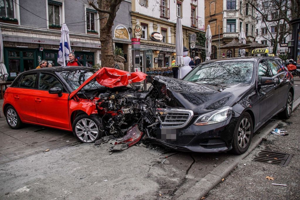 50 000 Euro Schaden: Frau rast mit Auto in Taxistand