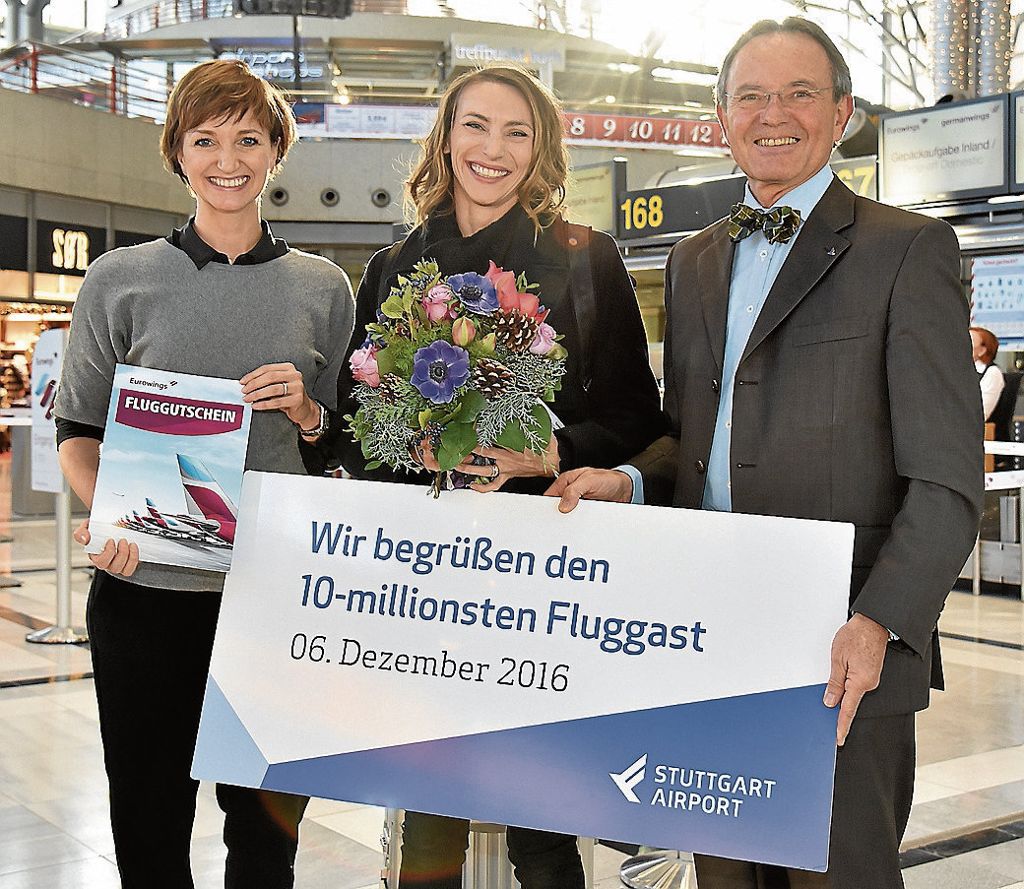 Flughafen-Chef Georg Fundel mit Entwicklung der Passagierzahlen zufrieden: Zehnmillionster Fluggast begrüßt