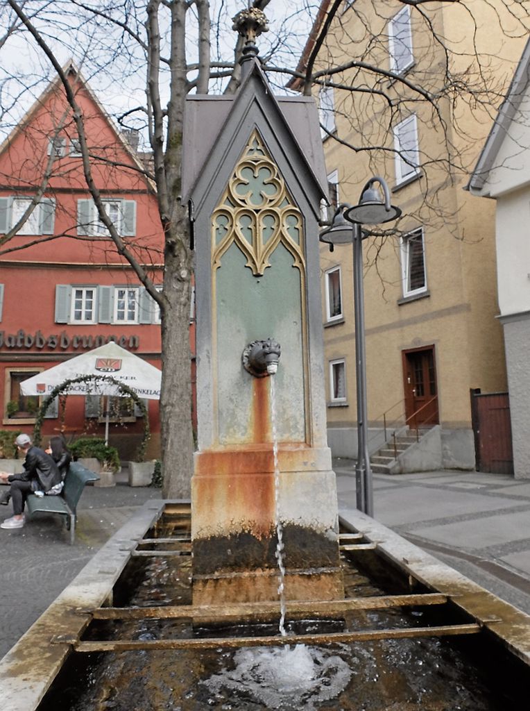 BAD CANNSTATT:  SÖS/Linke/Plus fordern Verschönerung des Jakobsbrunnens in der Altstadt - Schreinereibrunnen repariert: Ein rostiger und ein sanierter Brunnen