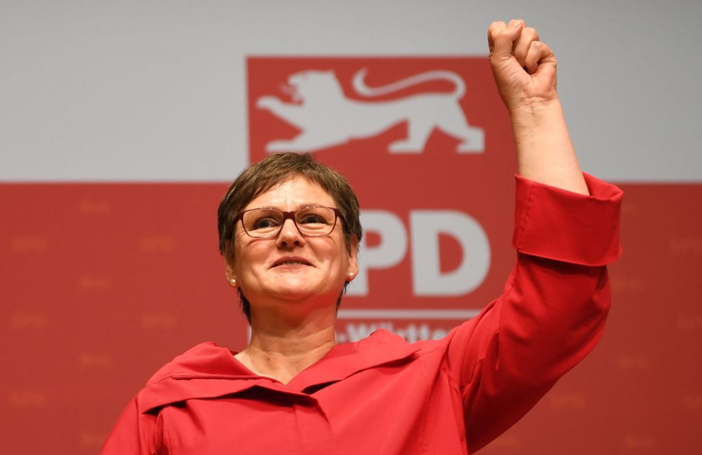 Die daniederliegende baden-württembergische SPD sucht mit einer neuen Spitze den Neuanfang. Nach viel Kritik im Vorfeld geht die neue Parteichefin Breymaier mit einem guten Ergebnis aus der Wahl. : Leni Breymaier ist neue Chefin der SPD Baden-Württemberg 