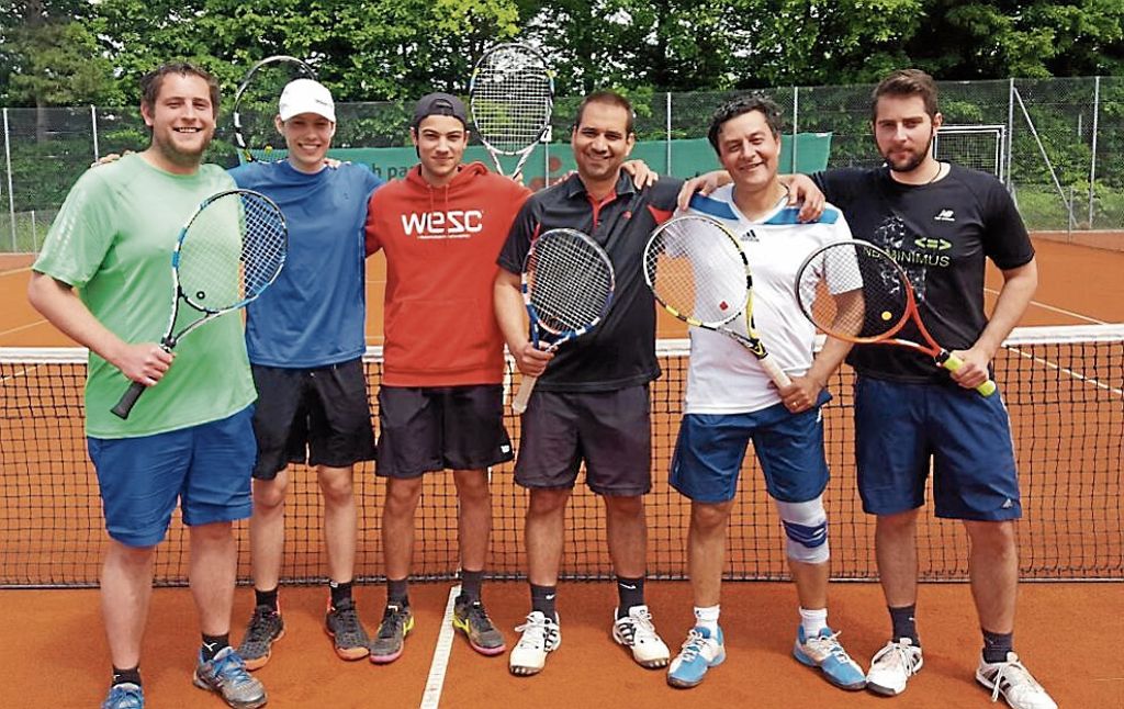 Tennis-Herren-1 des TV Cannstatt verlieren gegen den TC BW Zuffenhausen mit 4:5 - Herren feiern bereits zweiten Saisonsieg: Durchwachsener Saisonauftakt