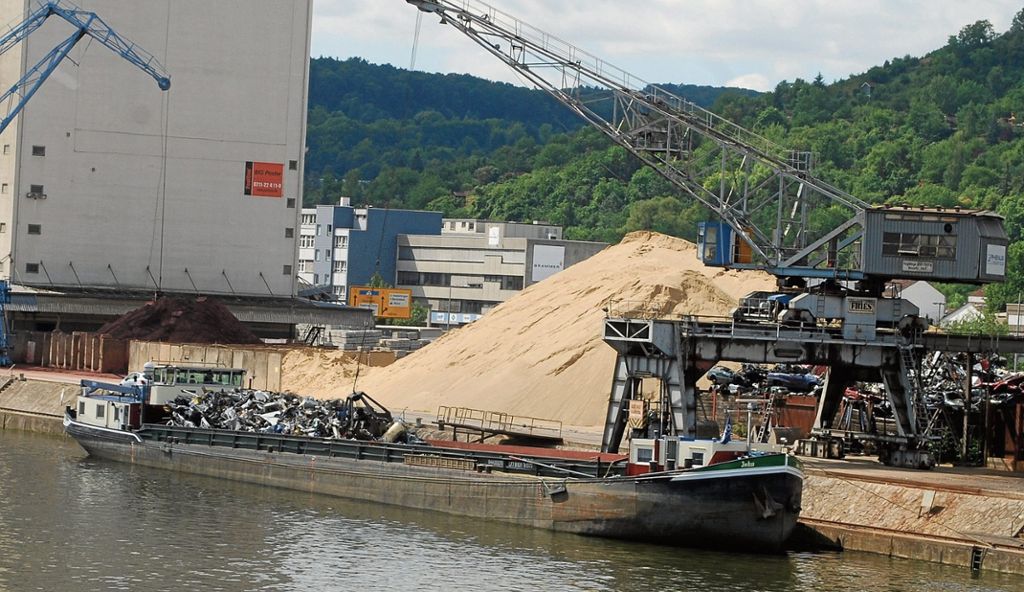 WANGEN:  Containerumschlag per Schiff legt um acht Prozent - Niedrigwasser am Rhein als Störfaktor: Hafen auf Erfolgskurs