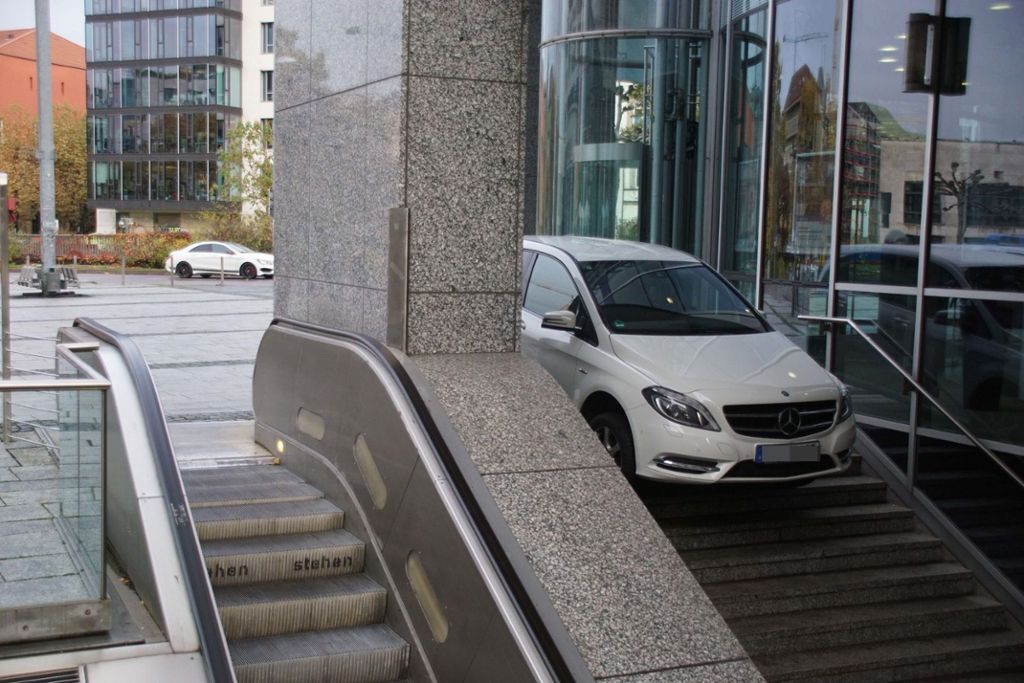 60-Jähriger verwechselt Treppe mit Parkhauszufahrt: Autofahrer auf Abwegen