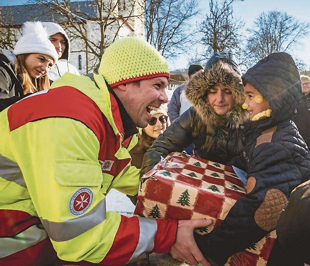 STUTTGART:  Johanniter und Helfer bringen Freude und Hoffnung nach Südosteuropa: 50 000 Pakete für Hilfsbedürftige