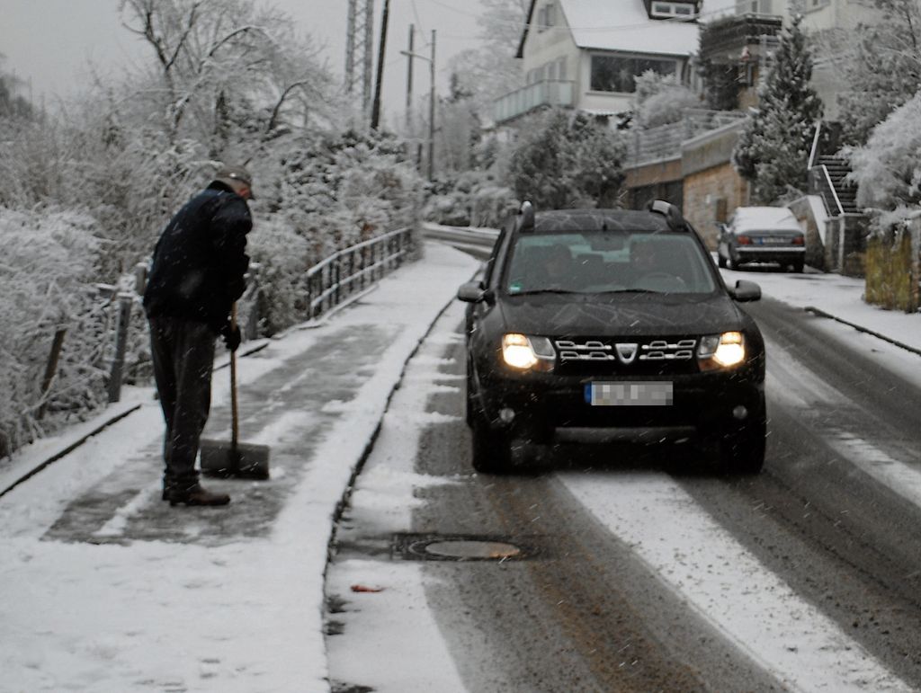 ROTENBERG: Schlittenvergnügen für Kinder auf der Egelseer Heide - Straßenreinigung seit 0.30 Uhr im Winterdienst: Erster Schnee und erste Rutschpartien