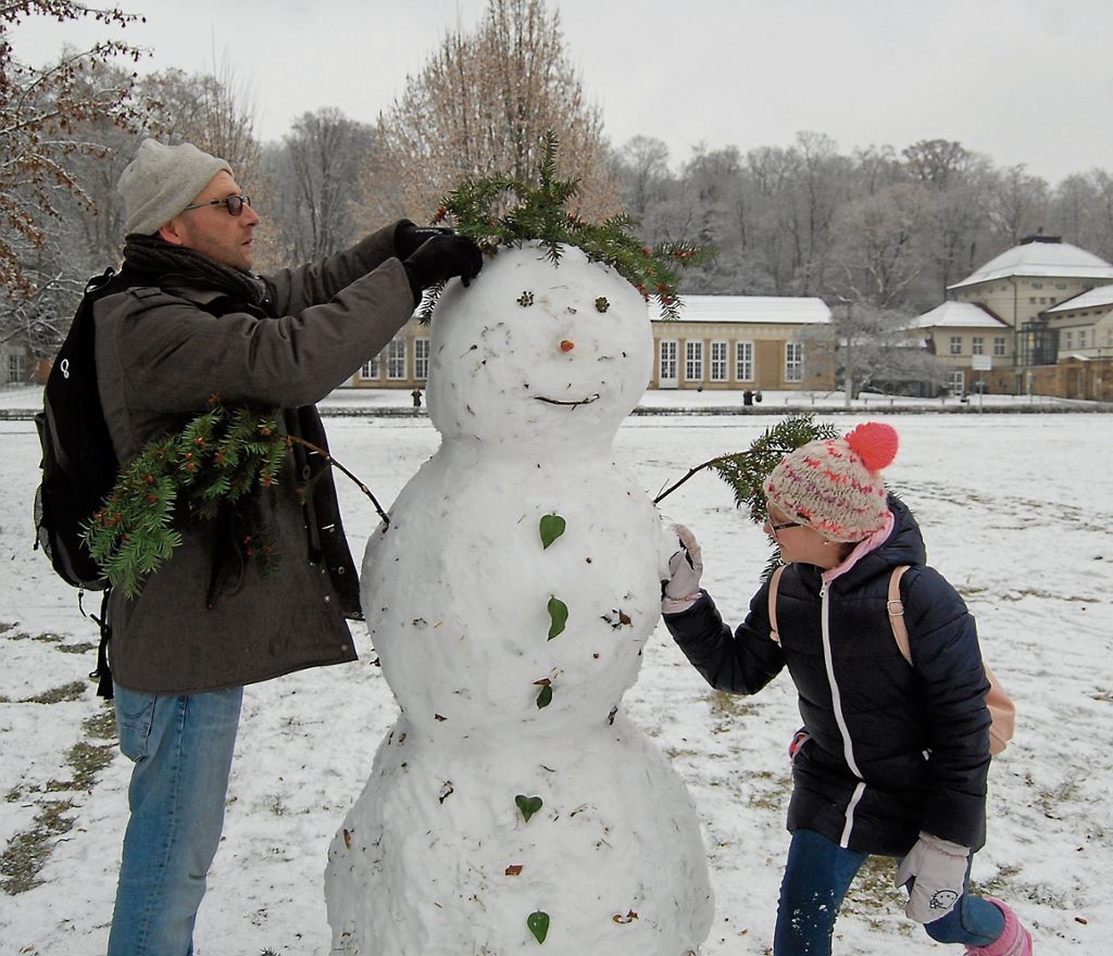 BAD CANNSTATT:  Schneefall beflügelt Kreativität der Kinder - Keine Probleme auf den Straßen: Schneemänner erobern Cannstatter Kurpark