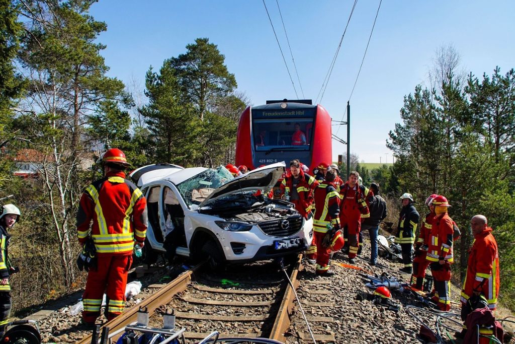 Auto von Zug erfasst - Autofahrer stirbt am Unglücksort