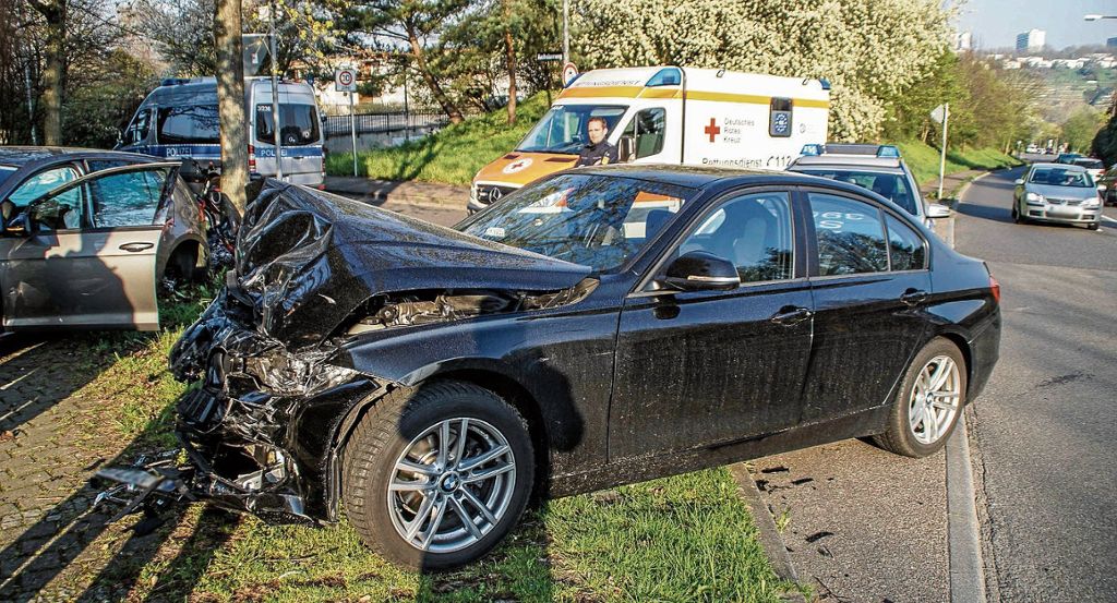 HOFEN:  25 000 Euro Schaden bei Unfall an der Kreuzung Seeblickweg/Kochelseeweg: Vorfahrt missachtet - zwei Verletzte