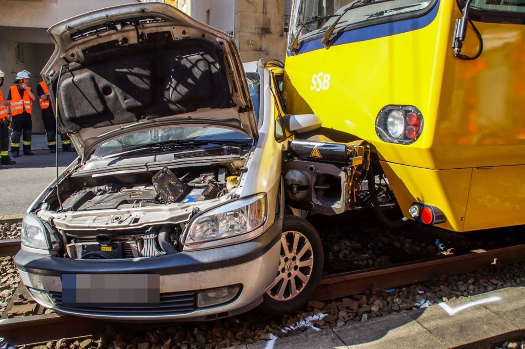 Durch Unfall kam es zu Verkehrsbehinderungen: Auto von Stadtbahn erfasst
