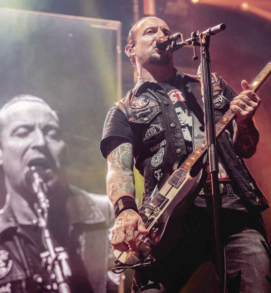 Die dänische Metalband Volbeat hält beim ausverkauften Konzert in der Stuttgarter Schleyerhalle, was sie versprochen hatte: laute gute Laune: Volle Dröhnung