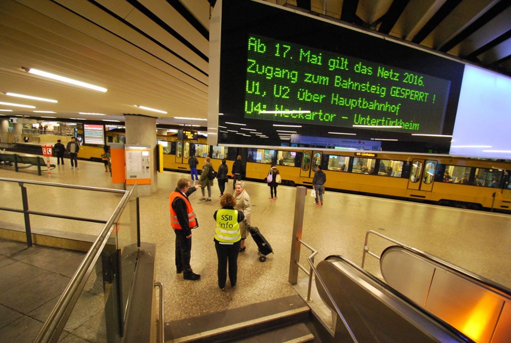 STUTTGART: 60 Fahrgastbetreuer der SSB weisen an vier Haltestellen auf die Streckensperrung zwischen Charlottenplatz und Staatsgalerie hin: Entspannte Netzumstellung