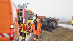 Beim Flughafen Stuttgart: Lkw kippt bei Unfall um – Landesstraße gesperrt