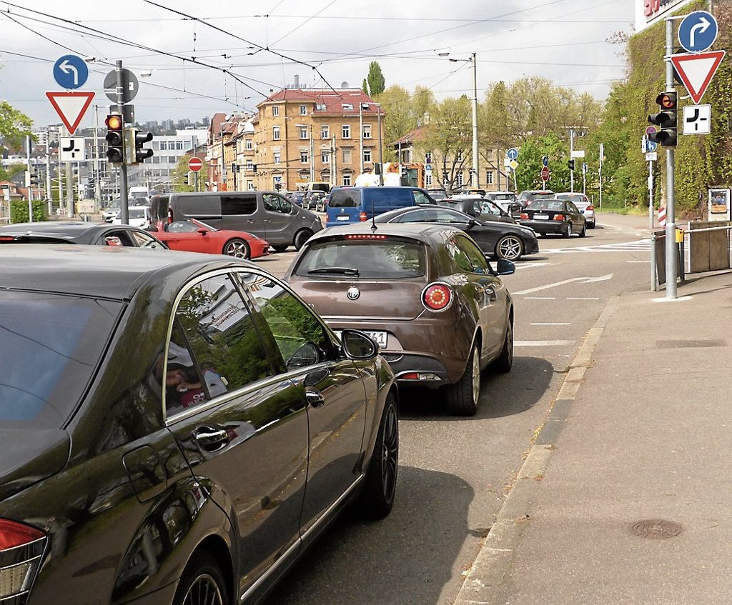 BAD CANNSTATT: Autofahrer ignorieren das Geradeausfahrverbot: Schildbürgerstreich in der Badstraße