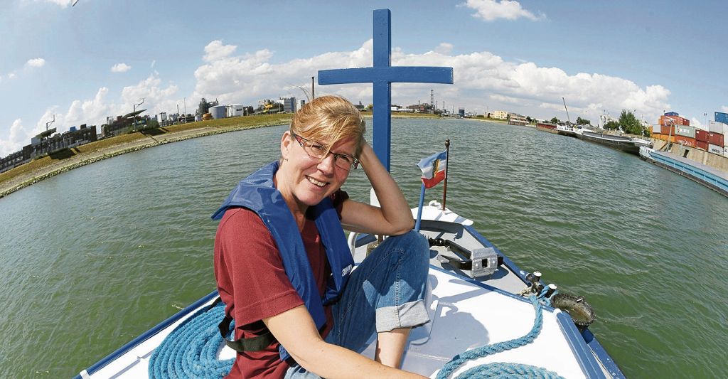 Hafenseelsorger wie Anne Ressel klappern mit ihrem Kahn Binnenschiffer ab - Doch von den Theologen zu Wasser gibt es immer weniger: Das Kreuz auf dem Bug