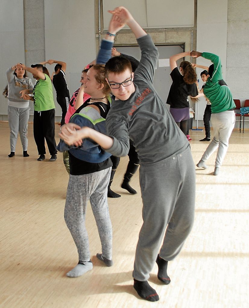 UNTERTüRKHEIM:  Schüler und geflüchtete Jugendliche proben für ein unter die Haut gehendes Tanztheaterstück: Integration durch Tanz