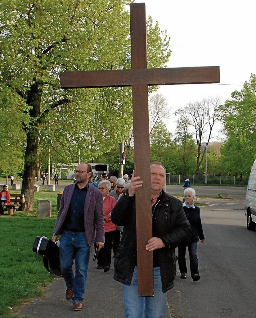 WANGEN:  Ökumenischer Kreuzweg zur Würde des Menschen: Gedenken an die Leiden von Jesus