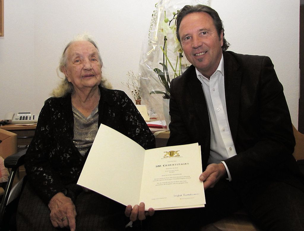 MöNCHFELD:  Bezirksvorsteher gratuliert Gertrude Gerstle zum 100. Geburtstag: Immer solide gelebt