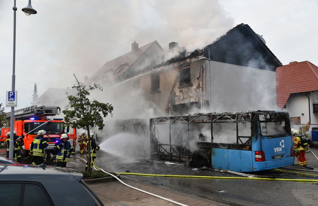 Flammen von Linienbus setzen Haus in Brand - Familie verliert Zuhause