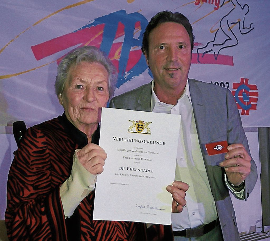 NEUGEREUT:  Edeltraud Kowalski erhält Ehrennadel des Landes: Ehrung für eine Macherin