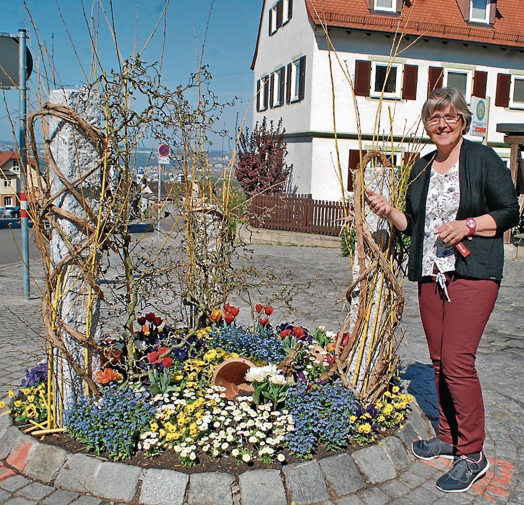 ROTENBERG:  Anwohner schmücken Insel im Buswendekreis mit Pflanzen - Steinquader als Schutz gegen Autos: Blumengruß am Ortseingang