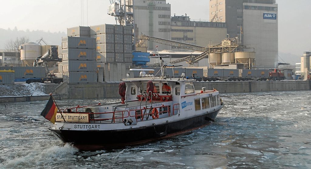 HEDELFINGEN:  Sieben Zentimeter dicke Schicht auf dem Neckar - Schifffahrt wegen Eisstau bei Gundelsheim eingestellt: Eisbrecher im Hafen