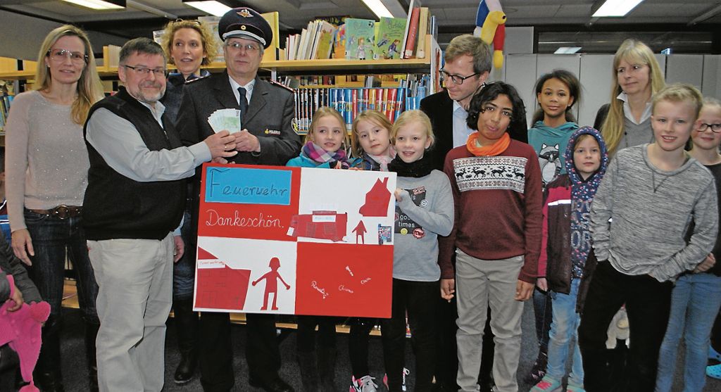 HEDELFINGEN:  Freiwillige Feuerwehr überreicht Erlös aus Adventsliedersingen: Spende für Schulbücherei