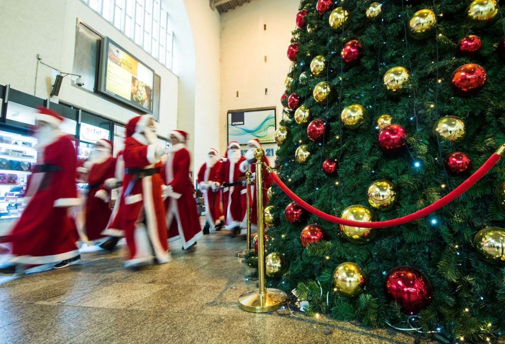 Entschuldigung für Verspätungen: Weihnachtsmänner der Bahn verteilen Geschenke