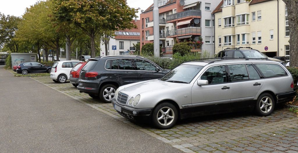 OBERTüRKHEIM:  Neuer Eigentümer setzt Parkverbot auf Parkdeck konsequent um - Bürger über fehlendes „Duldungsrecht“ erbost: Ärger um Parkplätze am Bahnhof
