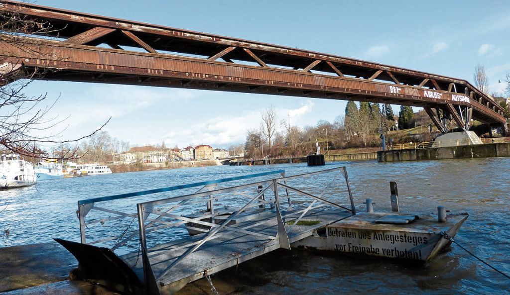 BAD CANNSTATT:  Erster Teilabriss der Neckarbrücke in der Nacht vom 3. auf 4. Juni: Holzsteg ab heute gesperrt