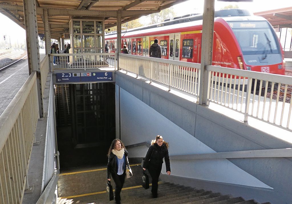 UNTERTüRKHEIM: Deutsche Bahn streicht Wände in der Unterführung und den Aufgängen neu - Unwetter wäscht Farbe ab: Verwässerte Verschönerung des Bahnhofs