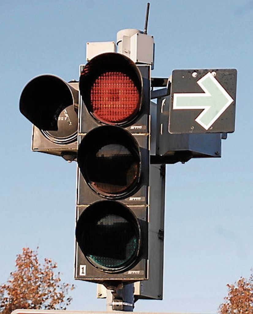 UNTERTüRKHEIM: Nur an 20 Stuttgarter Kreuzungen dürfen Autofahrer trotz Rotlicht rechts abbiegen: Rote Karte für Grünen Pfeil