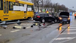 Unfall in Stuttgart: Auto kollidiert mit Stadtbahn – Fahrer und Elfjähriger verletzt