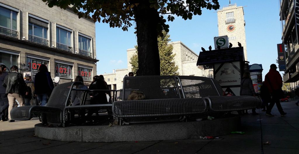 Stadt will Dauerbelegung durch Obdachlose beenden: Streit um Bänke in der Königstraße