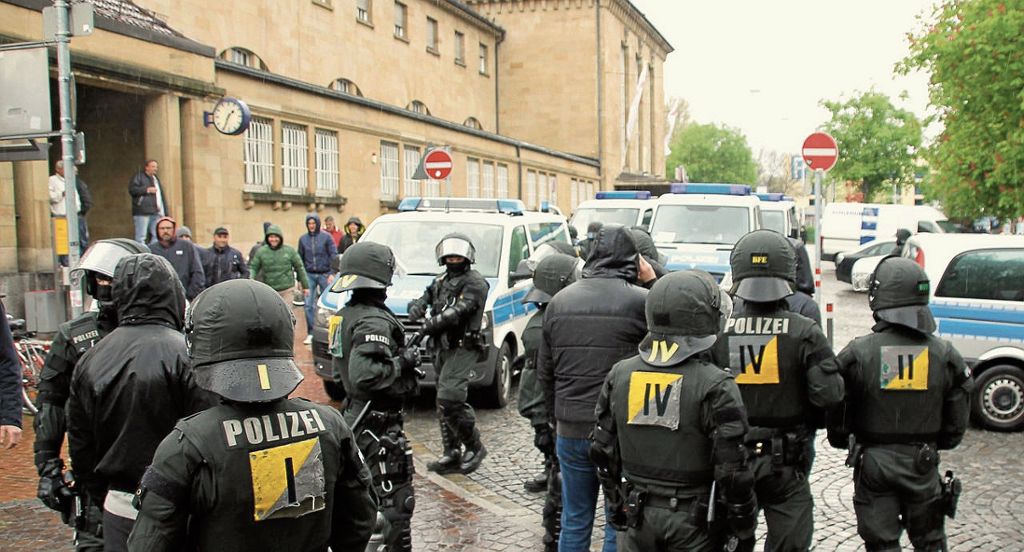BAD CANNSTATT:  Schon Stunden vor dem Spiel gegen Dortmund wurde ein Streifenwagen angegriffen - Ein verletzter Polizist und 21 Festnahmen: VfB-Ultras bereiten Revierleiter Sorgen