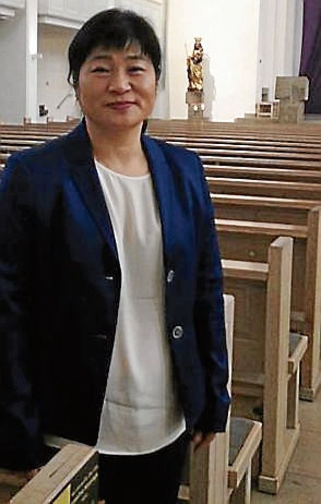 Die Koreanerin Un Joo Kim lässt sich in der Osternacht im Dom St. Eberhard taufen: Bekenntnis zum Glauben