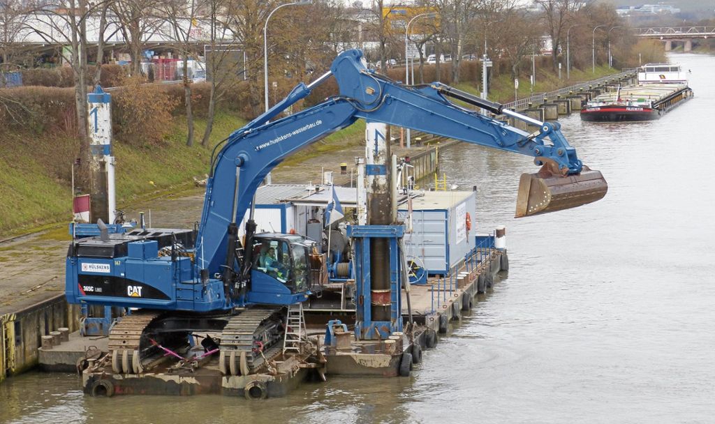 UNTERTüRKHEIM:  Schifffahrtsamt verbreitet die Fahrrinne für die Frachtkähne - 1800 Tonnen Schlamm pro Wehr: Der Neckar wird ausgebaggert