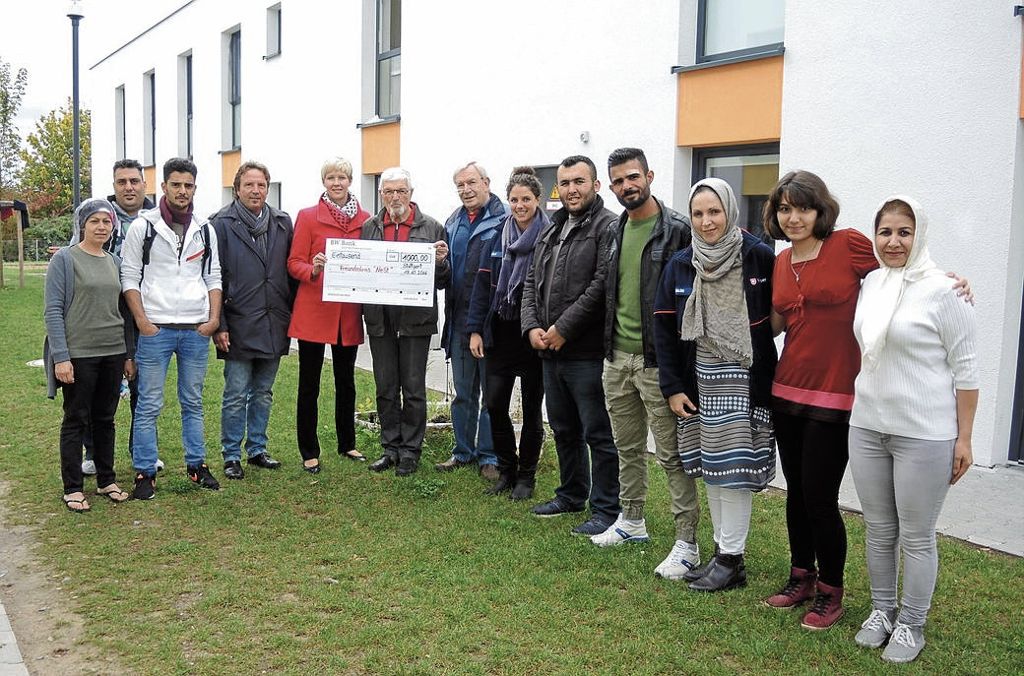 NEUGEREUT:  BW-Bank spendet 1000 Euro für Projekt mit Evangelischer Kirchengemeinde: Gemeinsames Gärtnern mit Flüchtlingen