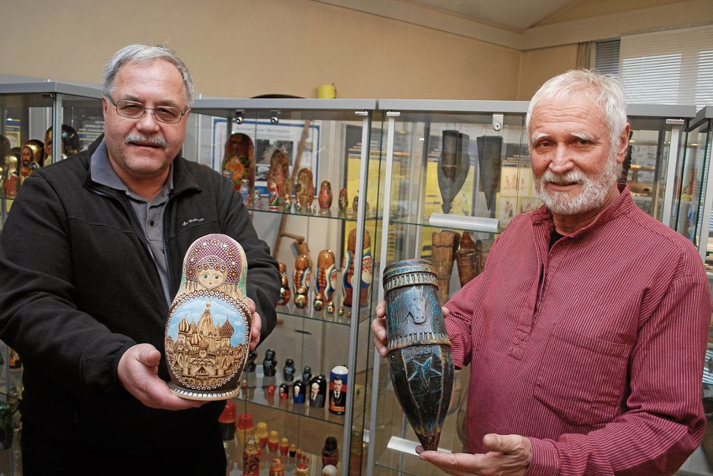 ROTENBERG:  Ausstellung des Bürgervereins zeigt russische Schachtelpuppen und historische Wetzsteinköcher: Sammlerschätze im Heimatmuseum