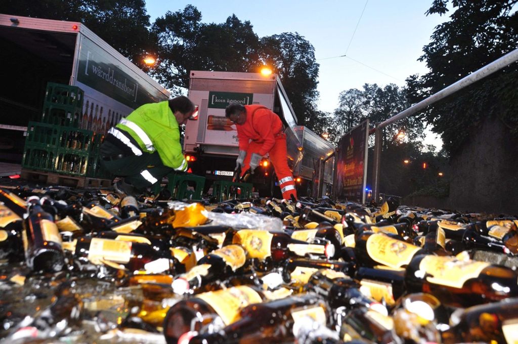 Hunderte von Bierkisten vom Laster gefallen