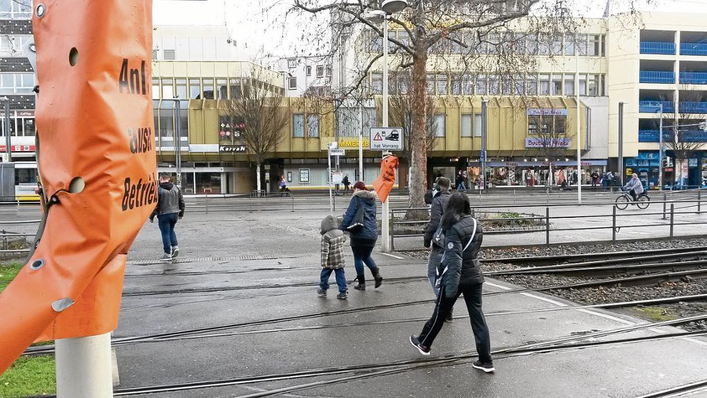 BAD CANNSTATT:  Fußgänger sollen an den Übergängen besonders vorsichtig sein - Ursache unklar: Nächstes Blinklicht am Wilhelmsplatz defekt