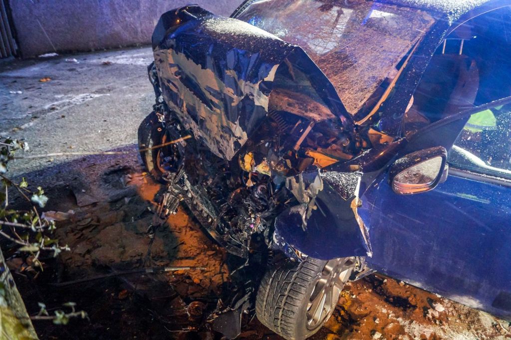 Autofahrer war mit 110 Kilometern pro Stunde unterwegs: Junger Mann stirbt bei Unfall auf der Weinsteige